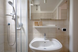 Shower, bidet, towels - GuestHost - Nicola's Nest (Bari)