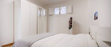 3 makuuhuonetta, silitysrauta/-lauta