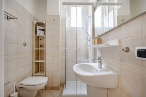 Shower, bidet, towels