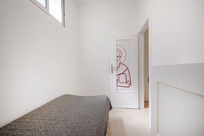 3 chambres, fer et planche à repasser