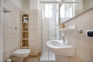 Douche, bidet, serviettes fournies