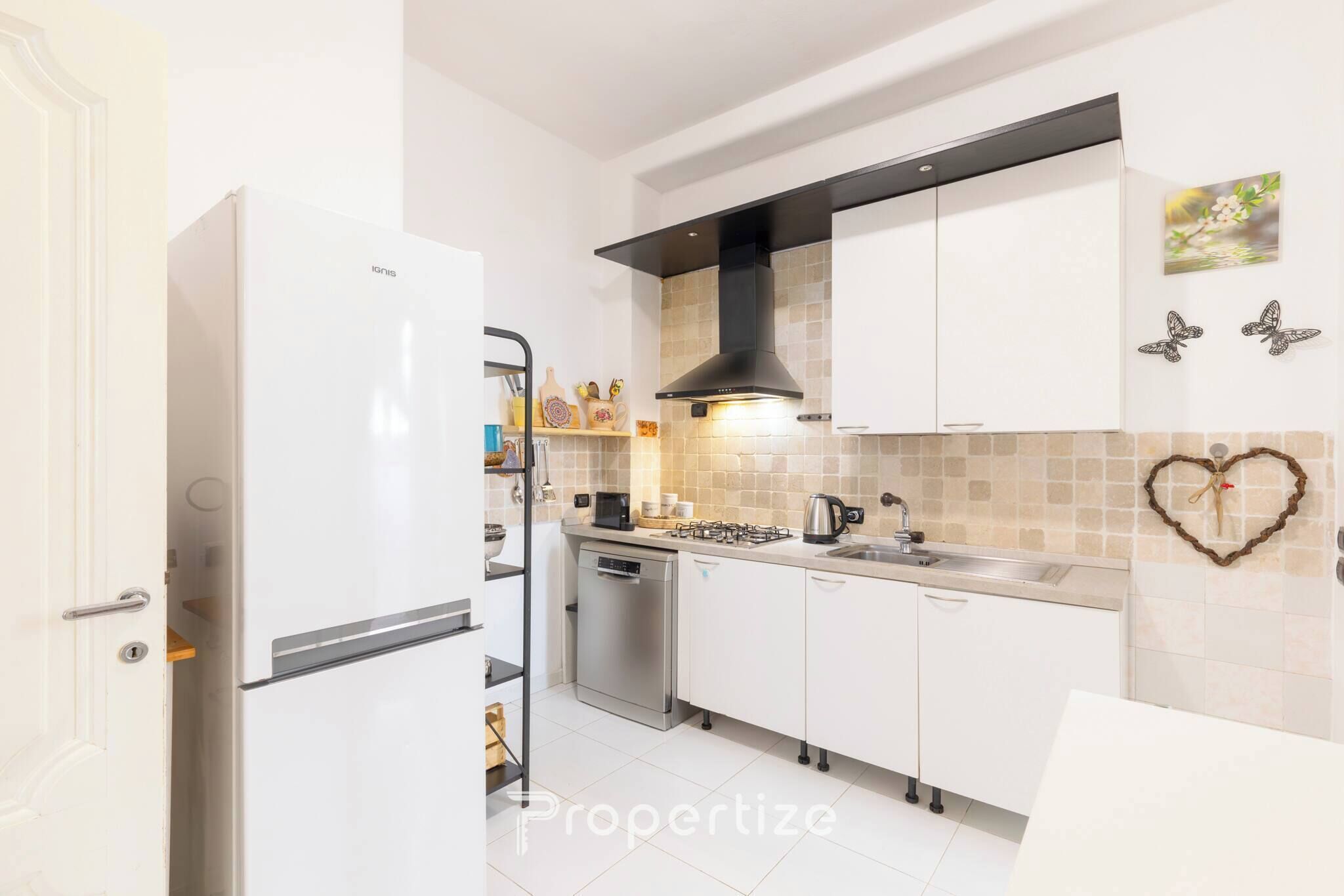 Kjøleskap, mikrobølgeovn, kokeplater og oppvaskmaskin