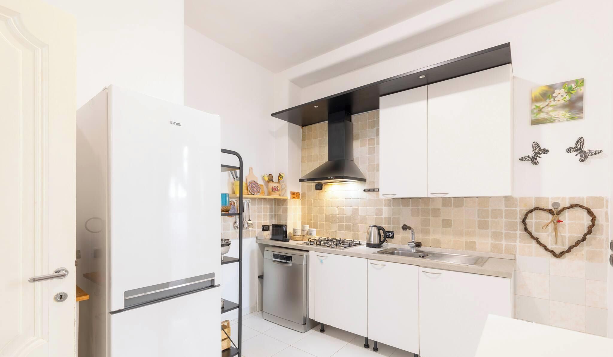 Réfrigérateur, micro-ondes, plaque de cuisson, lave-vaisselle