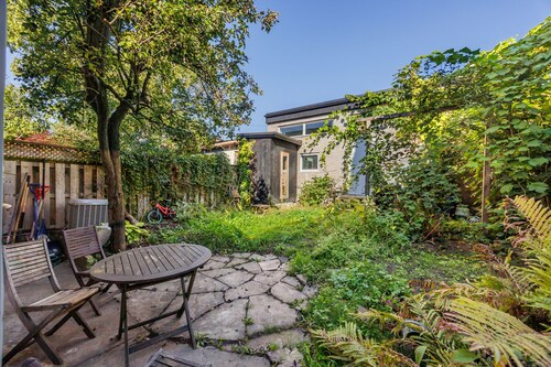 Charming 2-bedroom house in Brockton Village with Garden and Sauna