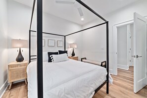4 chambres, fer et planche à repasser, lit de bébé portatif