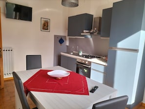 Fridge, oven, stovetop, coffee/tea maker