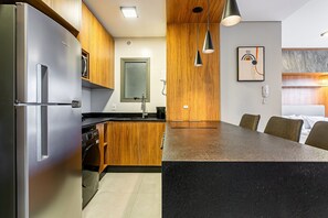 Kühlschrank, Mikrowelle, Ofen, Wasserkocher mit Kaffee-/Teezubehör