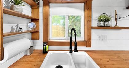 Charming Tiny House Retreat in Pensacola - Relax, Explore, Enjoy!