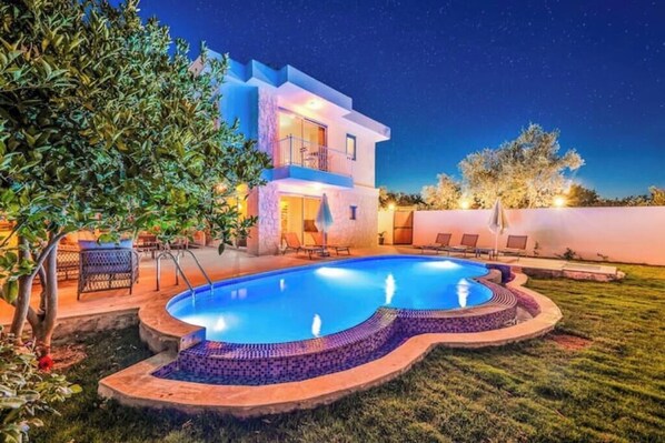 Pool - Villa with a pool and a jacuzzi in bohemian style (Antalya)