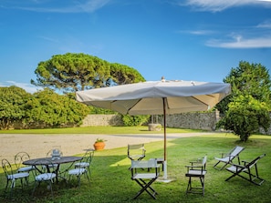 Outdoor dining - Foresteria Casaforte Bergum at the gates of Cividale (Friuli-Venezia Giulia)