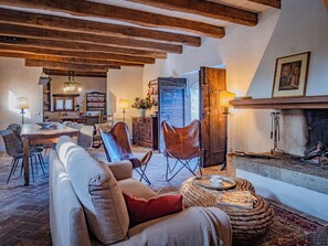 Smart TV, fireplace, books, computer monitors - Foresteria Casaforte Bergum at the gates of Cividale (Friuli-Venezia Giulia)