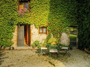 Outdoor dining - Foresteria Casaforte Bergum at the gates of Cividale (Friuli-Venezia Giulia)