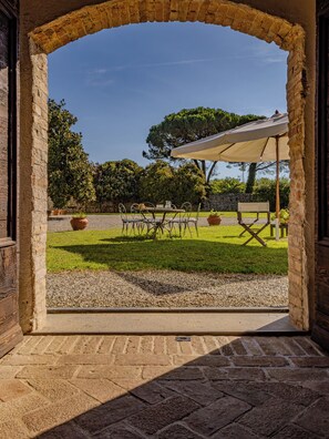 Outdoor dining - Foresteria Casaforte Bergum at the gates of Cividale (Friuli-Venezia Giulia)