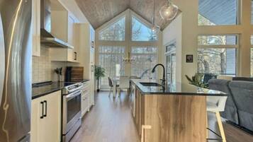 Køleskab, mikrobølgeovn, ovn, kogeplade