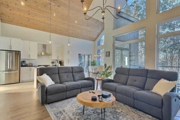 Smart-TV, Kamin, Bücher, Stereoanlage