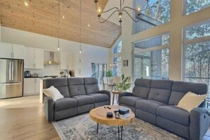Smart TV, fireplace, books, stereo