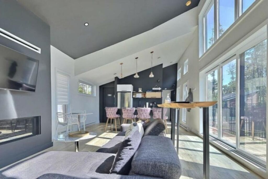 Smart TV, fireplace, books, stereo