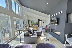 Smart TV, fireplace, books, stereo