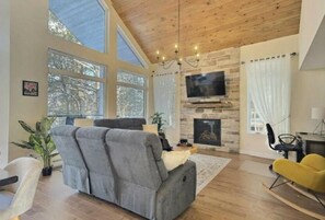 Smart TV, fireplace, books, stereo