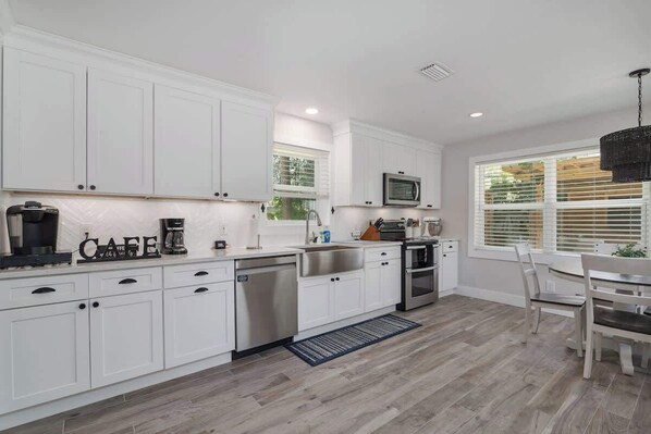 Réfrigérateur, micro-ondes, four, plaque de cuisson