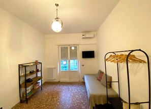 Smart TV, books, stereo - Rome Vacation Glicini, apt. 2 min walking metro station C (Roma)