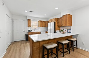 Microwave, oven, stovetop, dishwasher - Aubie's Hangout - A BoutiqueTownhouse - Walk to Downtown & Campus! (Auburn)