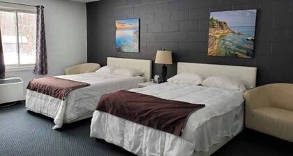 Cozy Comfort Double Room 03– Peninsula Motel, Minutes from Wiarton Waterfront