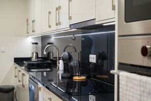 Fridge, microwave, oven, dishwasher - Casa do Moinho by Mill Escapes (Funchal)