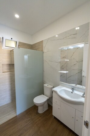 Douche, sèche-cheveux, serviettes fournies