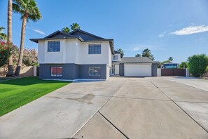 Property grounds - Private 6-bed 3-bath two story house with a pool game room and lots of space! (Mesa)