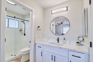 Douche, sĂšche-cheveux, serviettes fournies, savon