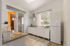 Fridge, microwave, stovetop, coffee/tea maker