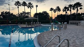 Piscina a l'aire lliure i piscina climatitzada