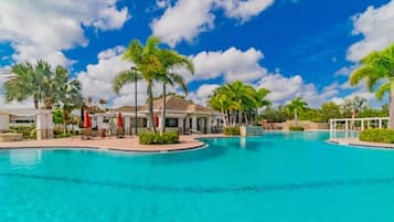 Alberca al aire libre y alberca climatizada