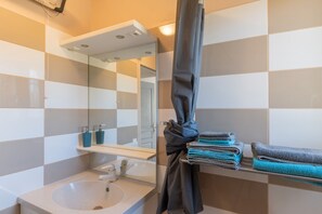 Shower, hair dryer, towels