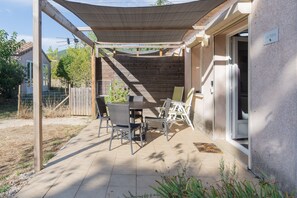 Outdoor dining - Holiday Home 'Chêne' with Mountain View, Wi-Fi and Air Conditioning (Les Vans)