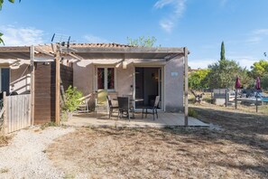 Outdoor dining - Holiday Home 'Chêne' with Mountain View, Wi-Fi and Air Conditioning (Les Vans)