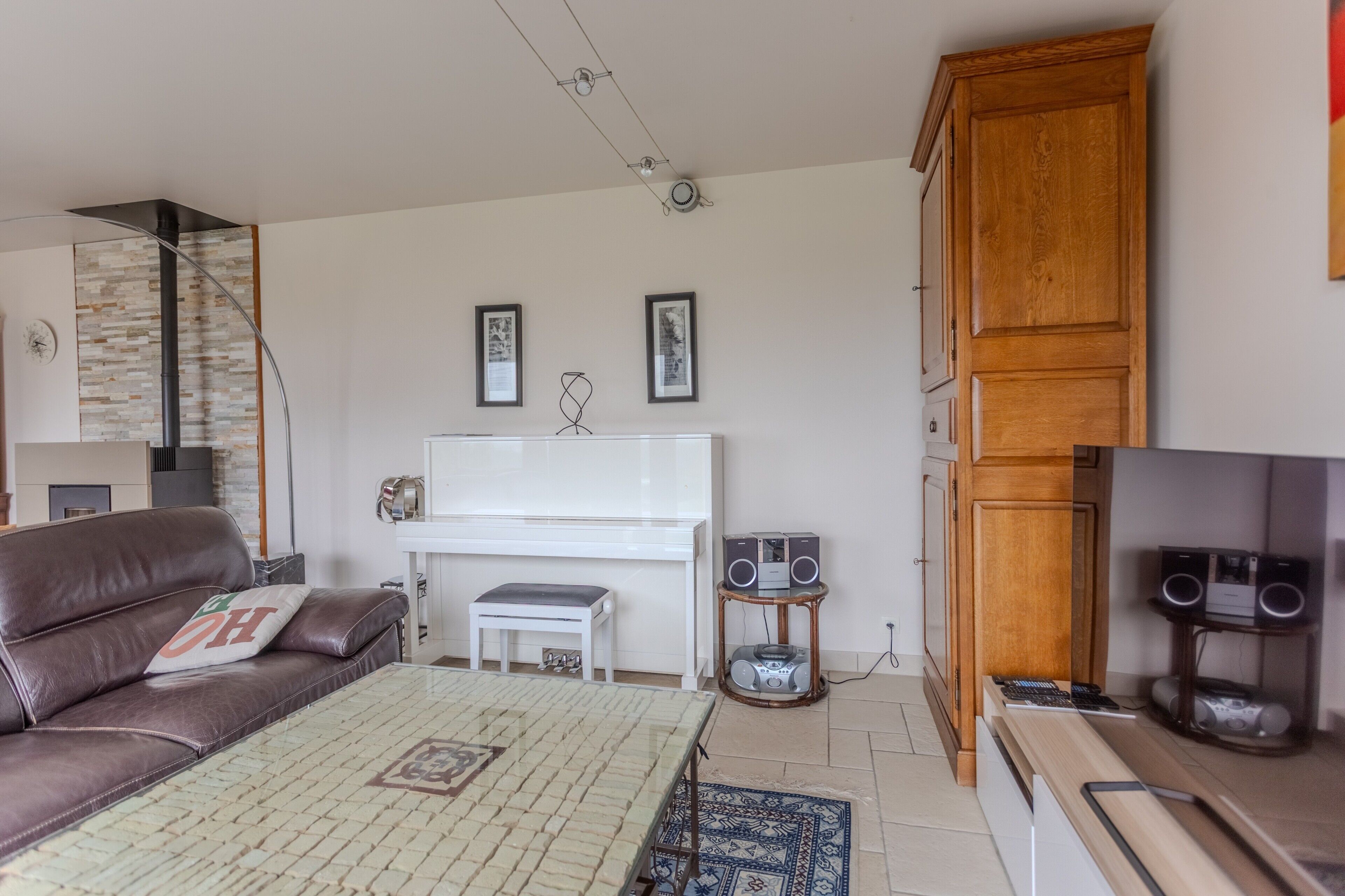 Een televisie, een dvd-speler en een stereo