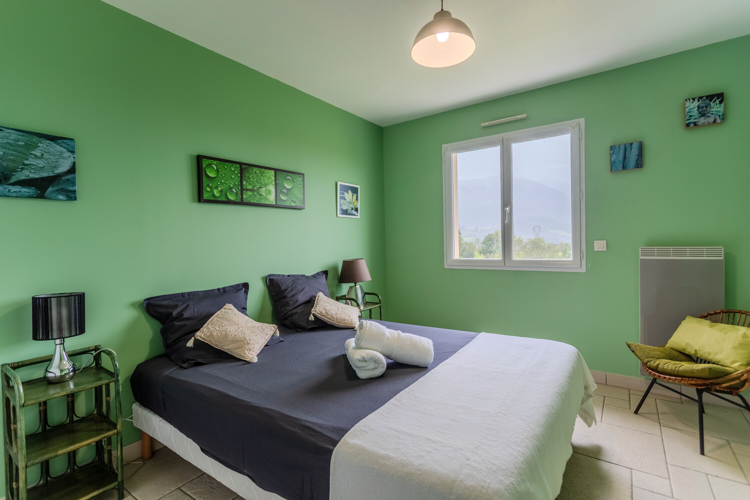 3 bedrooms, iron/ironing board, WiFi, bed sheets