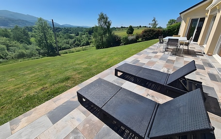 屋外ダイニングエリア. Holiday Home 'Gîte Gousseau' with Mountain View, Private Terrace & Wi-Fi