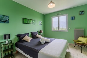 3 bedrooms, iron/ironing board, WiFi, bed sheets