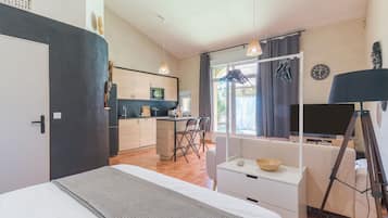 1 Schlafzimmer, BĂŒgeleisen/BĂŒgelbrett, WLAN, BettwĂ€sche