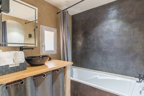 Een douche, gratis toiletartikelen, een haardroger, handdoeken
