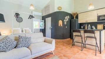 Fernseher, DVD-Player, Tischtennisplatte