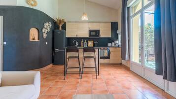 Réfrigérateur, micro-ondes, four, plaque de cuisson