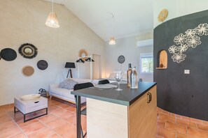 Interior - Gîte 'Domaine Plan Des Devens Tendresse' with shared pool, Wi-Fi and air conditioning (Roussillon)