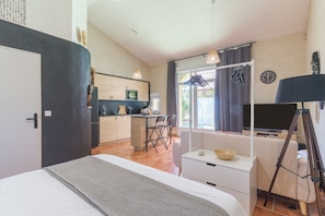 1 slaapkamer, een strijkplank/strijkijzer, wifi, beddengoed