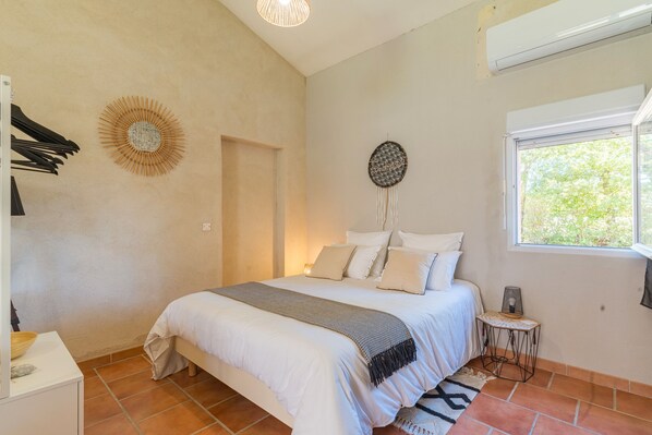 1 bedroom, iron/ironing board, WiFi, bed sheets - Gîte 'Domaine Plan Des Devens Tendresse' with shared pool, Wi-Fi and air conditioning (Roussillon)