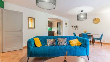 Télévision, lecteur de DVD, table de tennis de table