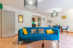 Televisio, DVD-soitin, pöytätennispöytä